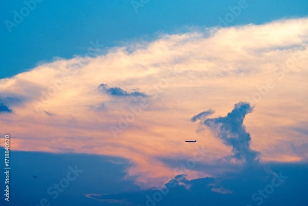 Obraz 飛行機のシルエットと厚い雲