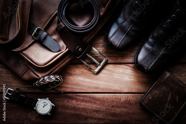 Fototapeta Męskie skórzane akcesoria na rustykalnym drewnianym tle, moda i uroda, koncepcja podróży