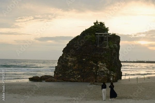 Obraz 神迎え神事の舞台である、島根県出雲市出雲大社近くの稲佐の浜に詣でる二人の女性