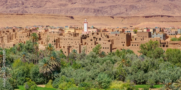 Fototapeta Old kasbah in Tinerhir, typical Moroccan town beside an oasis in Dades Valley - Ancient Berber village, lush green oasis in valley surrounded by the Atlas - Mountains - Tinghir, Morocco