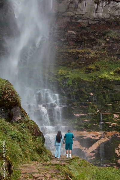 Fototapeta A winding trail through lush greenery leads the way to the mighty Gocta Waterfalls. Each step along this serene path invites travelers deeper into the heart of the Amazonas region.