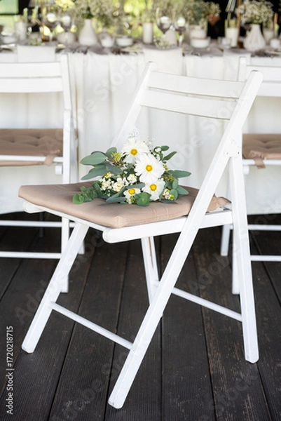Fototapeta White floral bouquet with roses and daisies arranged in elegant vase for wedding table decoration, natural fresh flowers as romantic festive centerpiece for ceremony, celebration and reception event