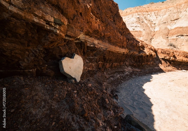 Fototapeta A heart-shaped rock formation nestled within a breathtaking canyon view.