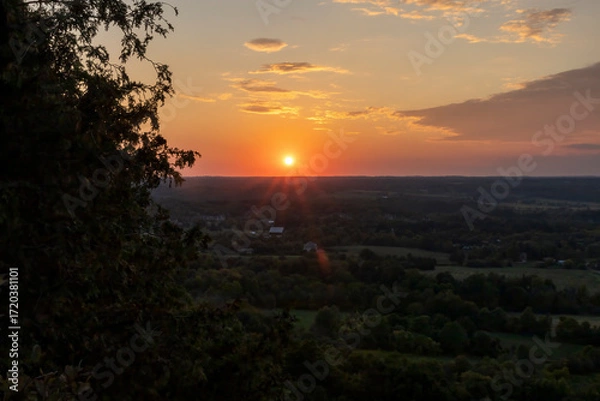 Obraz A breathtaking sunset over the scenic Mt Nemo in Burlington, Ontario, capturing the vibrant colors and serene landscape.
