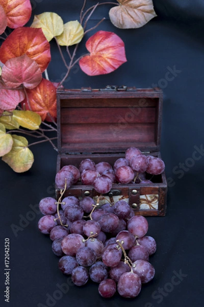 Obraz Baúl con uva.
Fruta que podemos adquirir a principios del otoño.
