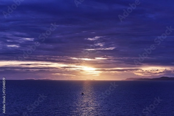 Obraz sylwetka łodzi i statku towarowego ze wschodem słońca krajobrazów