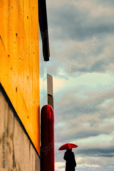 Fototapeta 曇天の空を眺める赤い傘の女性