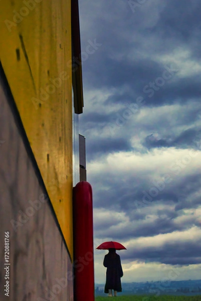 Obraz 雲の流れを眺める赤い傘の女性