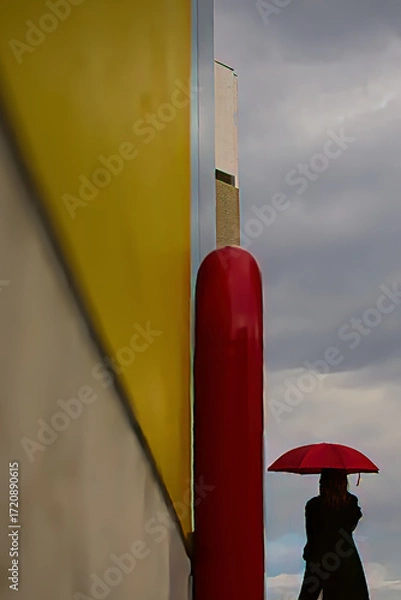 Fototapeta 曇り空を見ている赤い傘の女性