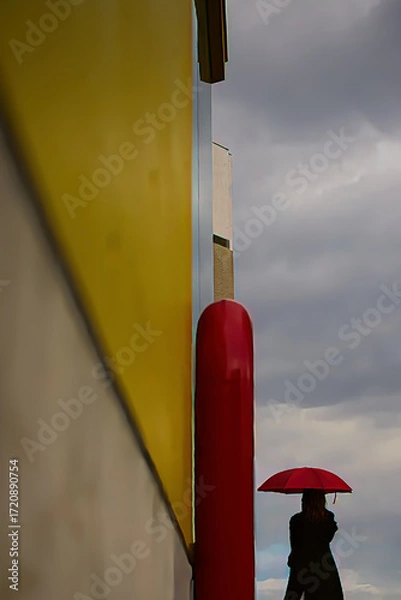 Obraz 曇天を見て雨を予感する赤い傘の女性