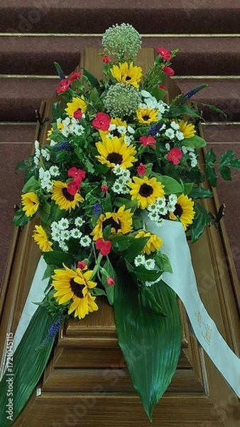 Obraz Blumengesteck mit Sonnenblumen auf Sarg