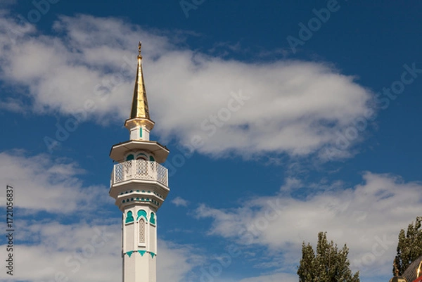 Fototapeta The minaret of the Historic Mosque in Samara against a cloudy sky.