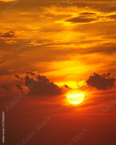 Fototapeta Vertical shot of a beautiful sunset sky