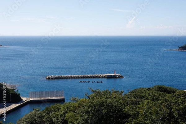 Fototapeta 푸른 바다와 하늘의 수평선이 아름답게 펼쳐지는 섬과 나무와 자연과 해변의 풍경의 배경화면