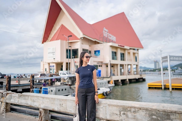Fototapeta 바닷가 선착장을 배경으로  태국의 미녀 모델이 웃으면서 포즈를 취한 사진,
