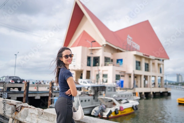 Fototapeta 바닷가 선착장을 배경으로  태국의 미녀 모델이 웃으면서 포즈를 취한 사진,
