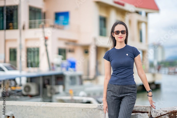 Fototapeta 바닷가 선착장을 배경으로  태국의 미녀 모델이 웃으면서 포즈를 취한 사진,
