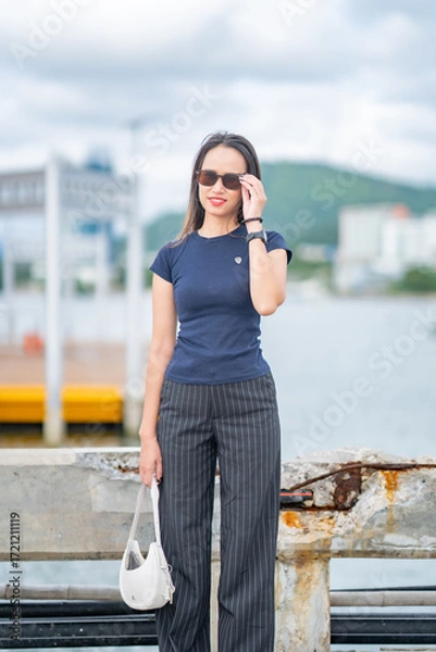 Fototapeta 바닷가 선착장을 배경으로  태국의 미녀 모델이 웃으면서 포즈를 취한 사진,
