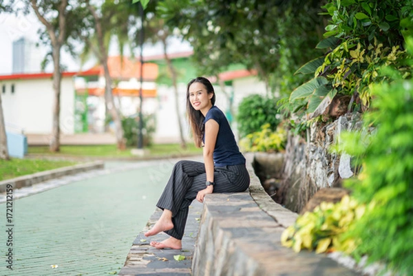 Fototapeta 나무와 노란 꽃을 배경으로 태국의 미녀 모델이 웃으면서 포즈를 취한 사진,
