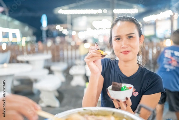 Fototapeta 태국 전통음식 무카타를 먹으면서 맥주를 마시는 태국의 미녀 모델이 웃으면서 포즈를 취한 사진,
