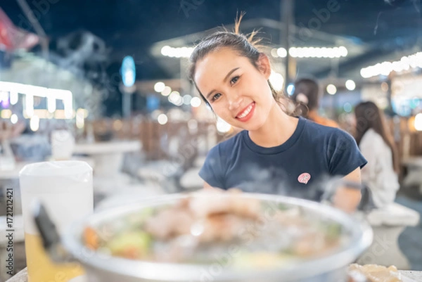Fototapeta 태국 전통음식 무카타를 먹으면서 맥주를 마시는 태국의 미녀 모델이 웃으면서 포즈를 취한 사진,

