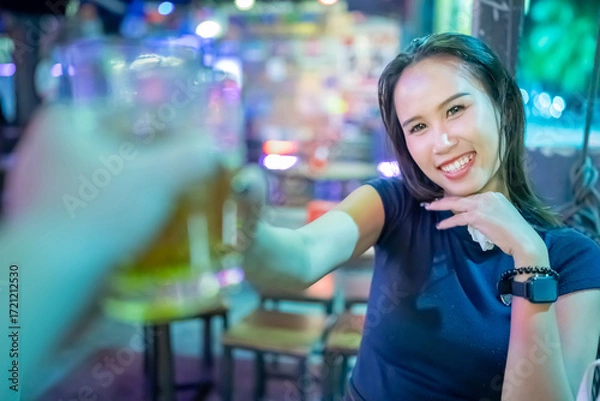 Fototapeta 태국 전통음식 무카타를 먹으면서 맥주를 마시는 태국의 미녀 모델이 웃으면서 포즈를 취한 사진,
