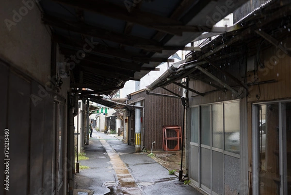 Fototapeta 오래된 전통 건물에 내리는 빗방울과 골목길의 정취와 낙후된 마을의 비내리는 풍경