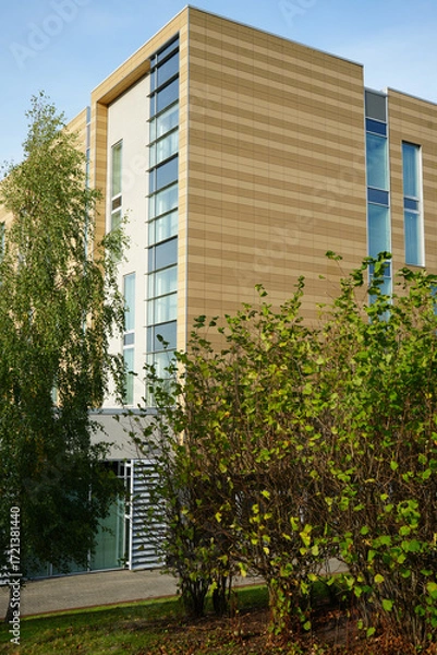 Obraz Modern Building on the East Midlands Airport Trail, Nottinghamshire, England: A Scenic View