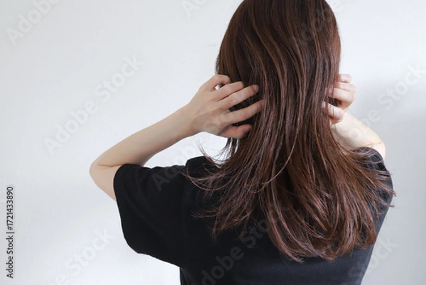 Fototapeta 髪の毛を触る女性　ヘアケア