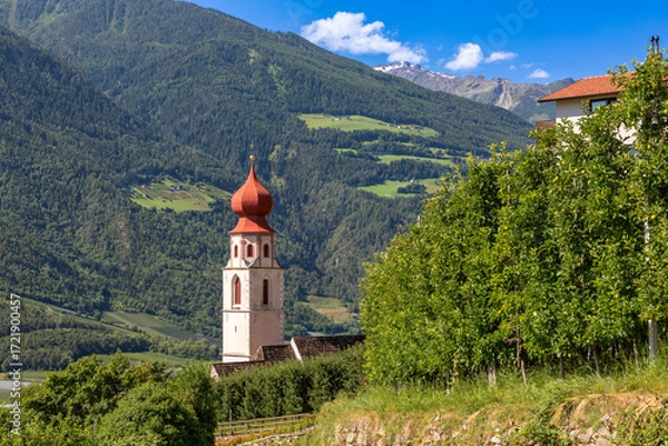Fototapeta Kirche St. Martin in Tschars im Vinschgau, Südtirol
