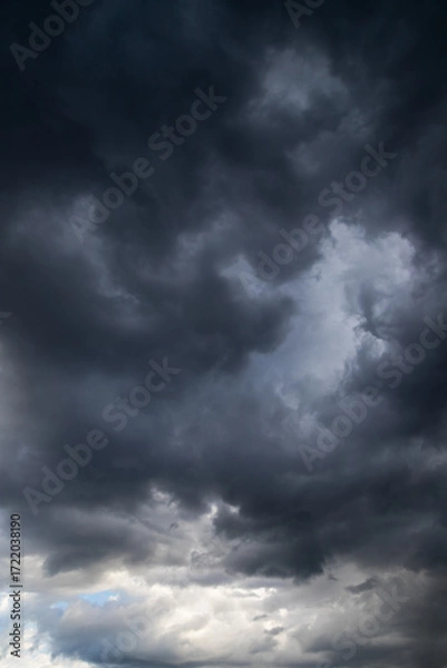 Obraz Brooding Storm Clouds Over a Dark Sky: Dramatic Weather Scene With Ominous Horizon