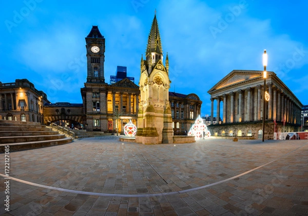 Fototapeta Chamberlain Square Birmingham At Dusk With Monument And Christmas Trees In Public Space