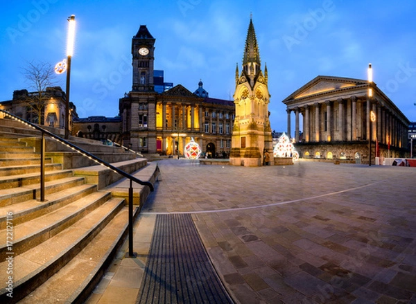 Fototapeta Evening Scene at Chamberlain Square, Birmingham, UK: Christmas Lights, Clock Tower, and Birmingham Art Gallery