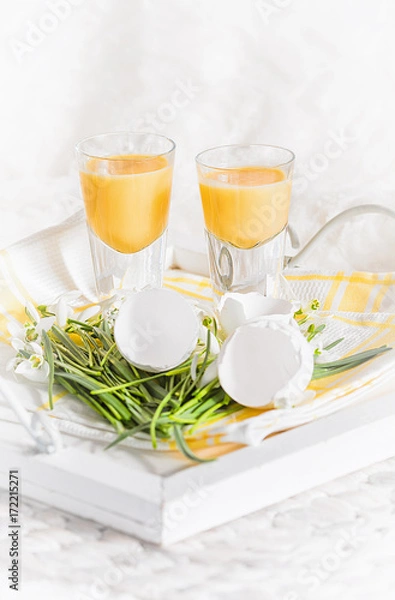 Fototapeta Eierlikör mit Eierschalen auf einem weißen Tablett