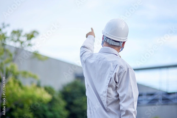 Fototapeta 作業着を着た日本人シニア男性