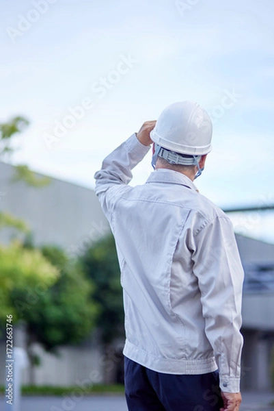 Fototapeta 作業着を着た日本人シニア男性