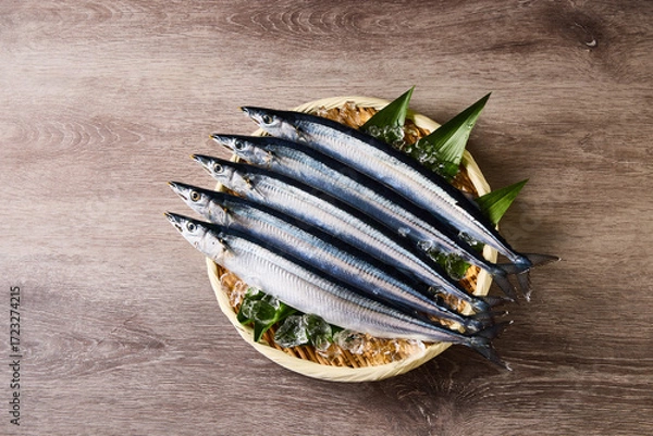 Fototapeta 新鮮な秋刀魚 竹ざる盛り