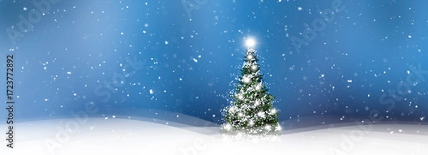 Obraz Beleuchteter geschmückter Weihnachtsbaum in einem verschneiten Winterwald