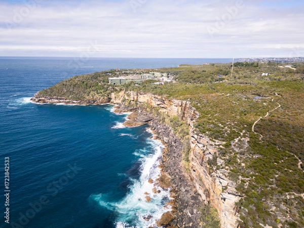 Fototapeta Sydney, Australia: Aerial view of the dramatic cliff of the Sydney Harbour National Park near Manly beach in Australia