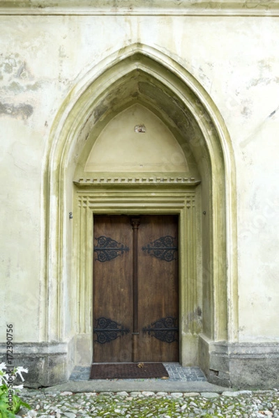 Obraz Arched door in an old stone building