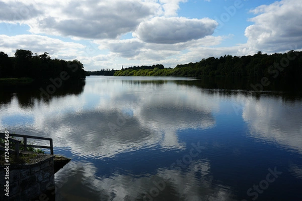 Obraz Serene Lake View with Cloudy Reflections at Clumber Park, Nottinghamshire, England: A Tranquil Countryside Landscape