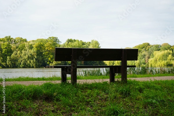 Obraz Empty Bench by the Lake at Clumber Park, Nottinghamshire, England: Peaceful Countryside Scene