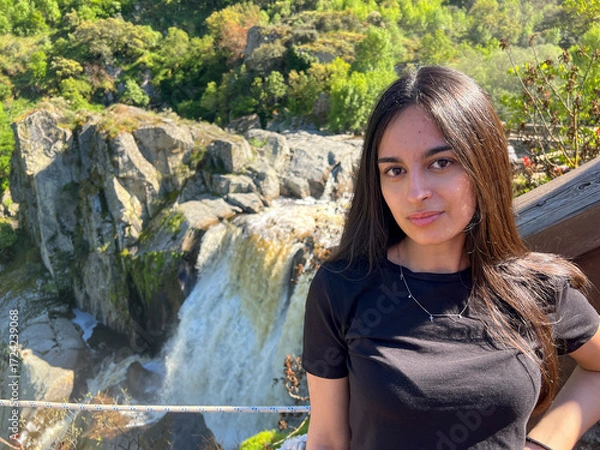 Fototapeta Mujer joven morena posando en la montaña Pozo de los Humos Salamanca 2025, Young brunette woman posing in the mountain Pozo de los Humos Salamanca 2025