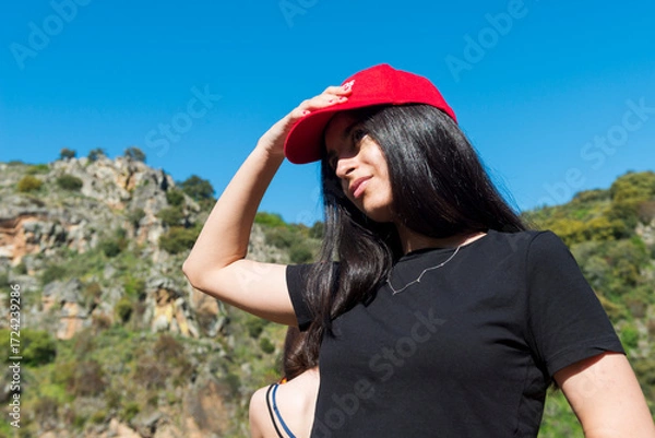 Fototapeta mujer morena modelo posando en la montaña españa 2025 22 años 