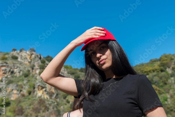 Fototapeta mujer morena modelo posando en la montaña españa 2025 22 años 