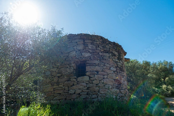 Fototapeta Cabaña de pastores redonda de piedra en la montaña, Round stone shepherd’s hut in the mountain