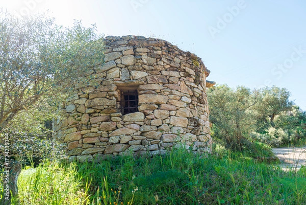 Fototapeta Cabaña de pastores redonda de piedra en la montaña, Round stone shepherd’s hut in the mountain