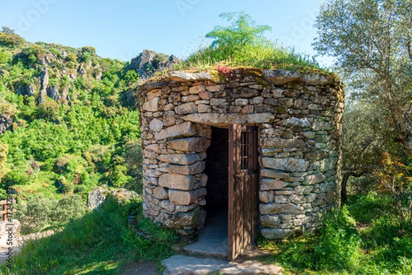 Fototapeta Cabaña de pastores redonda de piedra en la montaña, Round stone shepherd’s hut in the mountain