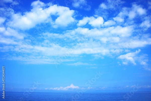 Fototapeta 青空に浮かぶ白い雲と青い海