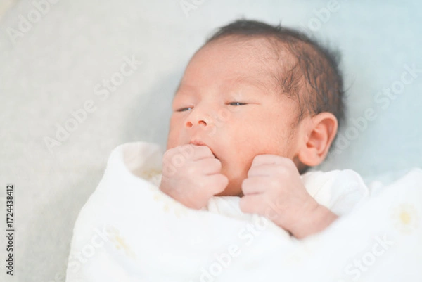 Fototapeta ベッドで眠る新生児0ヶ月の赤ちゃん